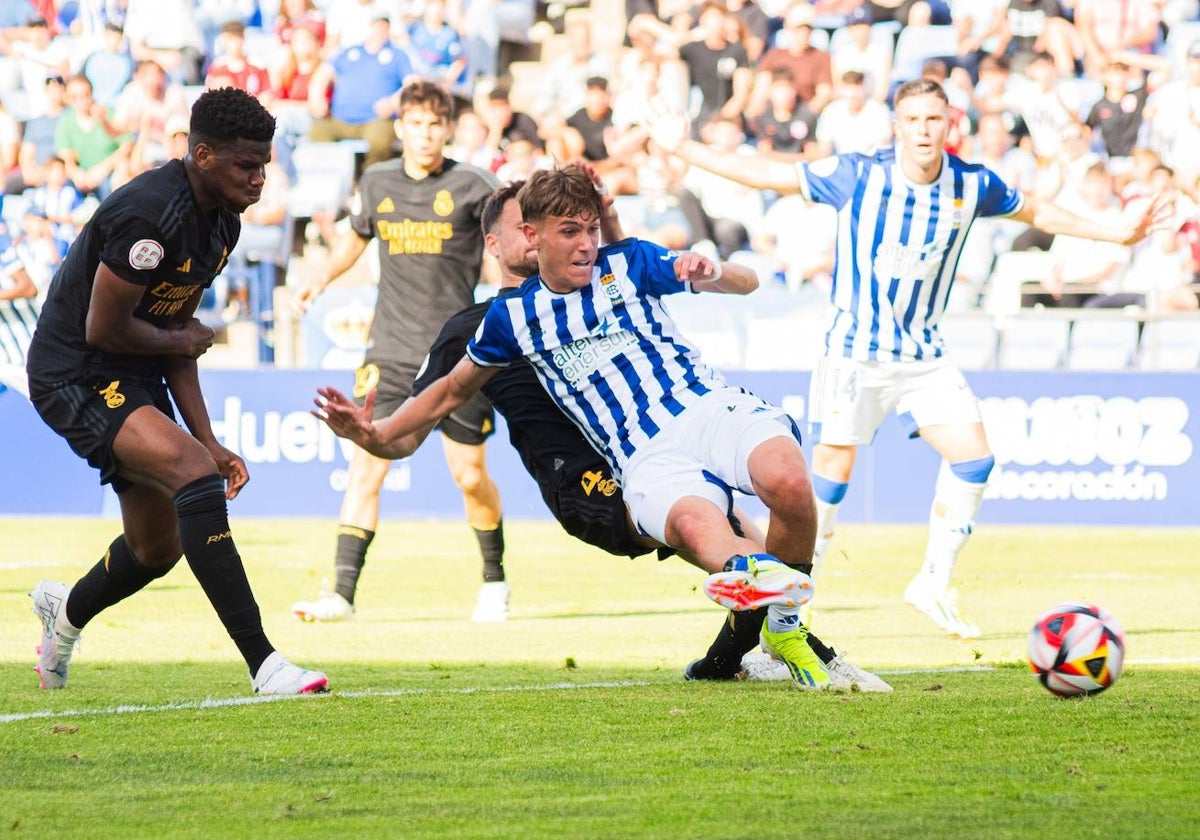 José Antonio de la Rosa consiguiendo el gol del triunfo del Recreativo contra el Castilla