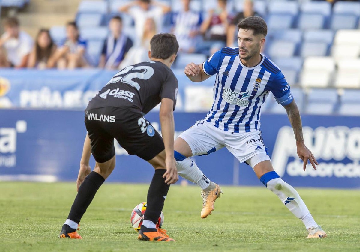 El delantero albiazul Caye Quintana presionado por un rival del Ibiza esta tarde