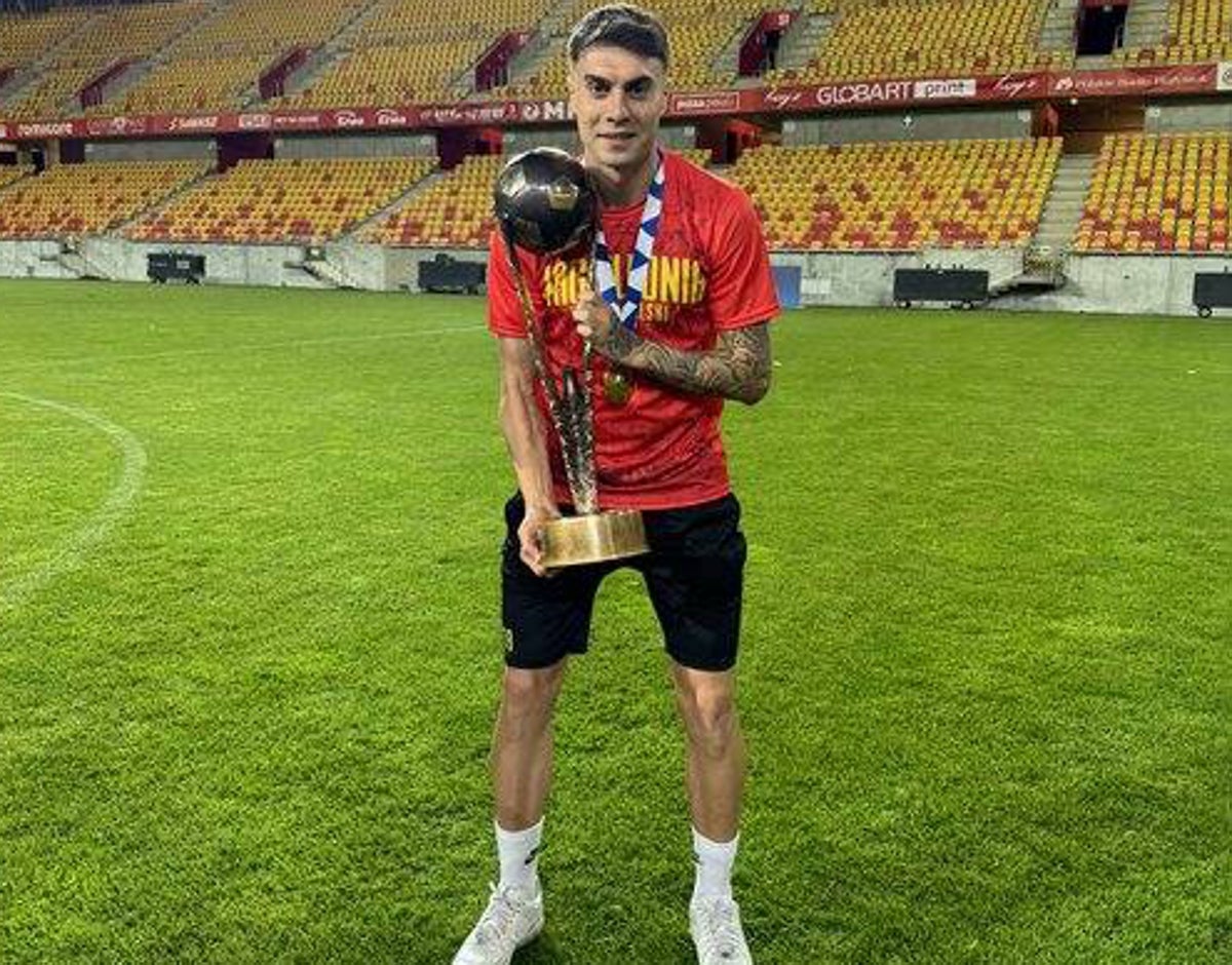 José Naranjo con el trofeo conquistado por su equipo este fin de semana