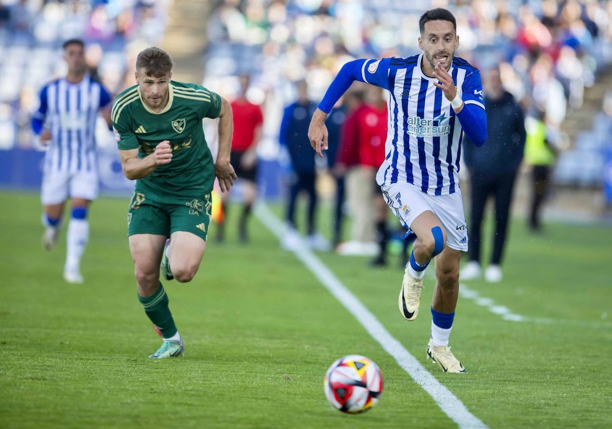 Iago Díaz corriendo la banda del Colombino en el Recreativo-Linares disputado esta temporada
