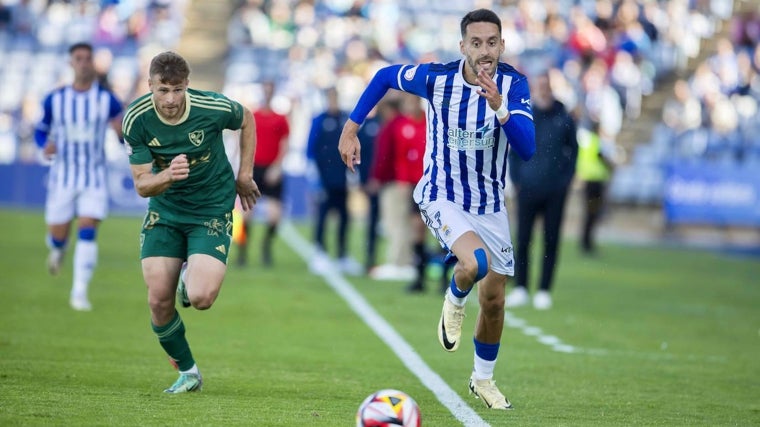 El lateral derecho persiguiendo a Iago Díaz en el Recreativo-Linares