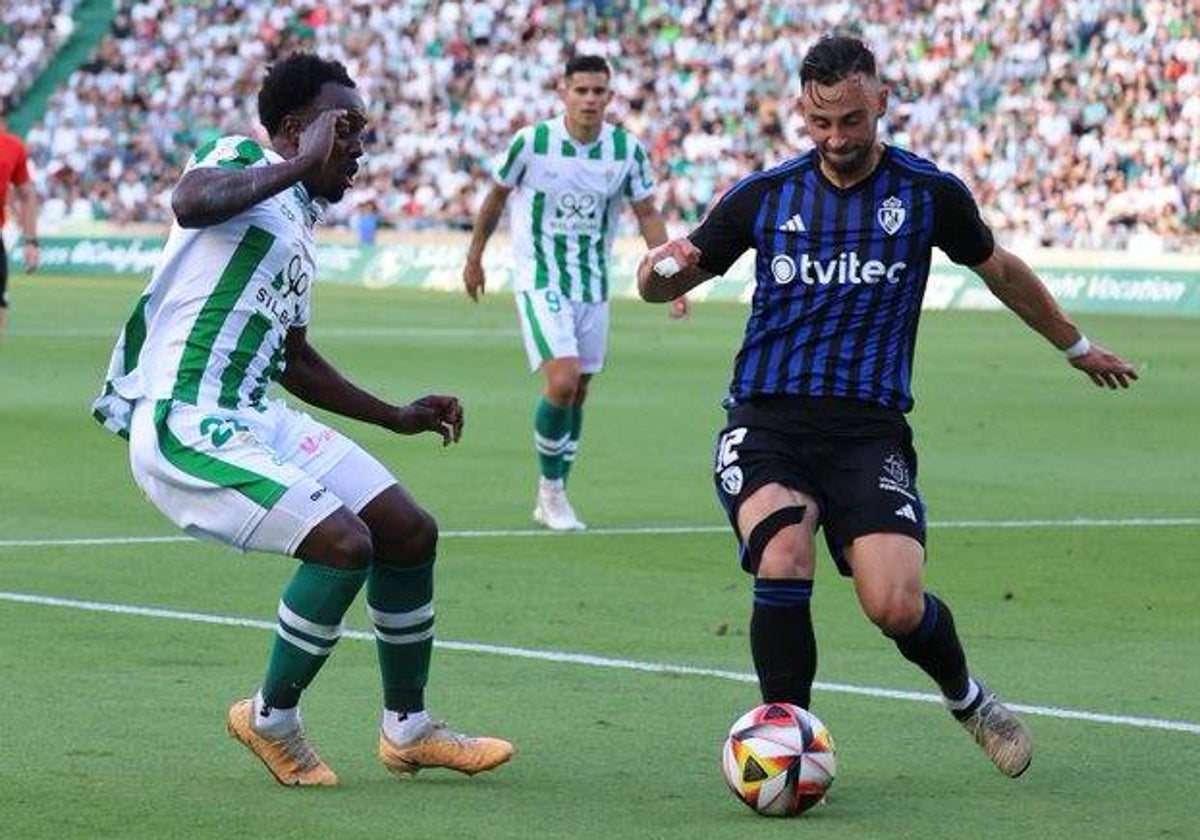 Un lance del Córdoba-Ponferradina disputado con lleno en el estadio Nuevo Arcángel