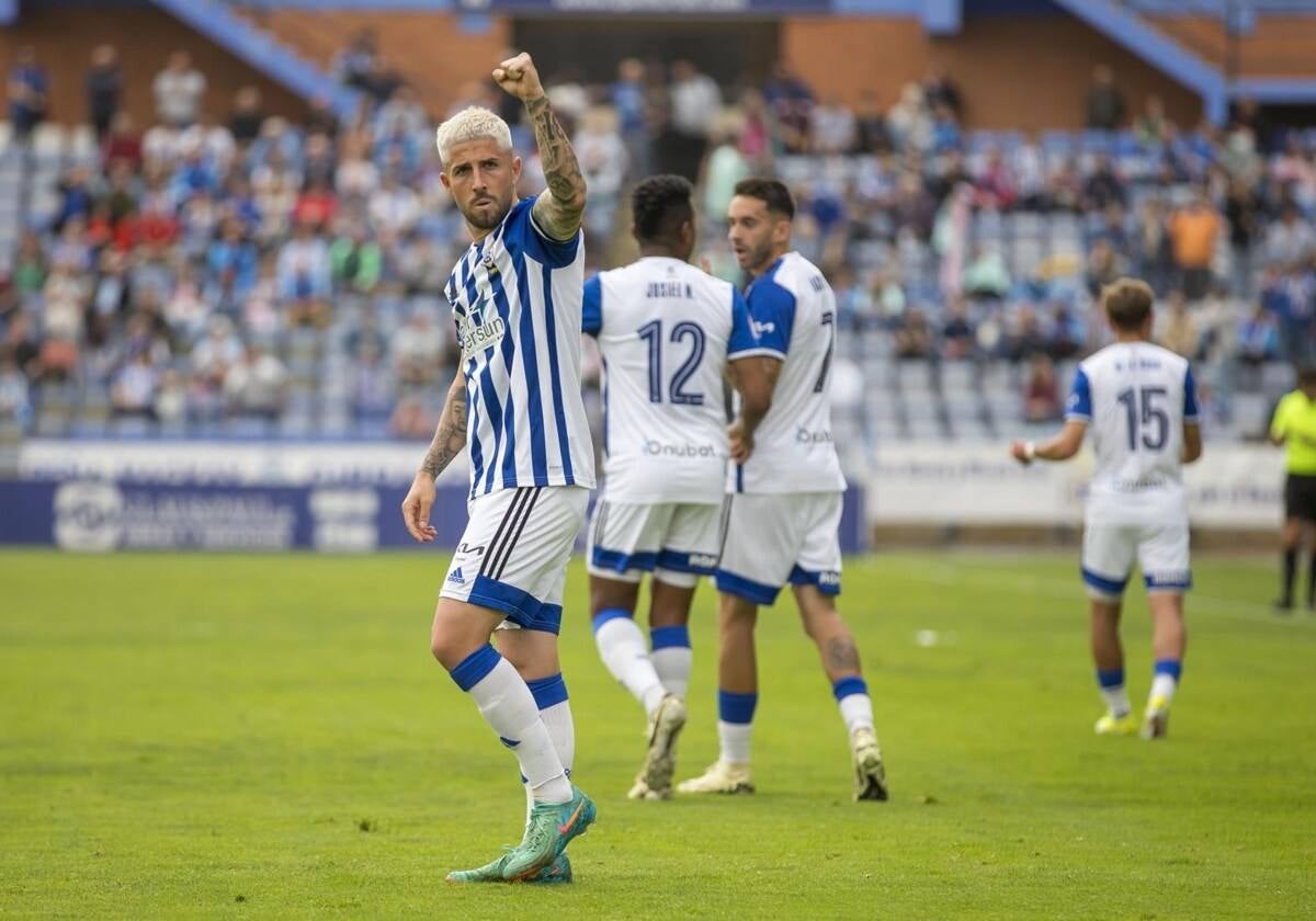 Antonio Domínguez celebra el primer gol del Recreativo contra el Mérida