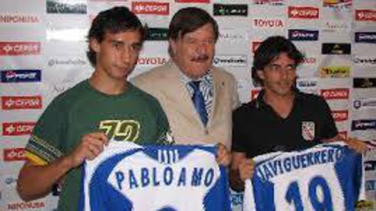 Pablo Amo en su presentación como jugador del Decano en 2006 junto a Francisco Mendoza y Javi Guerrero