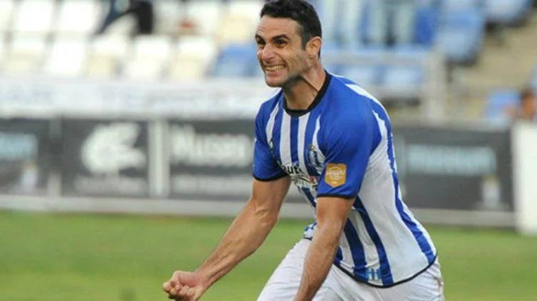 Antonio Núñez exultante de felicidad tras marcar un gol en su estancia en el Decano