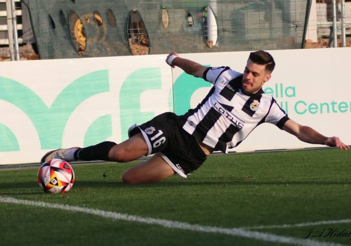 Miguel Cera en un encuentro de la pasada temporada en las filas de la Balompédica Linense