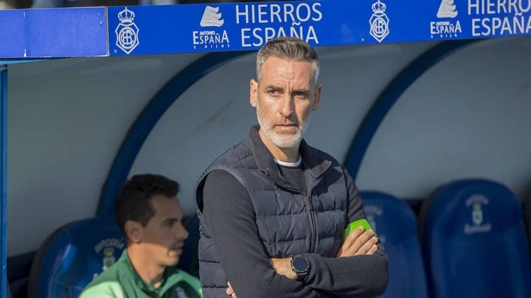 Abel Gómez, entrenador del Recreativo, durante un encuentro de la pasada liga