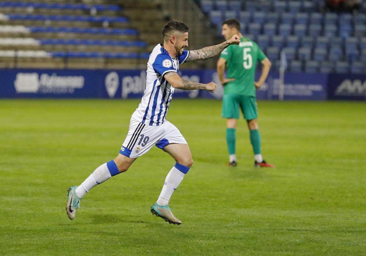 Antonio Domínguez celebra su gol ante el Alcoyano, segundo mejor de la Primera RFEF 2023-24