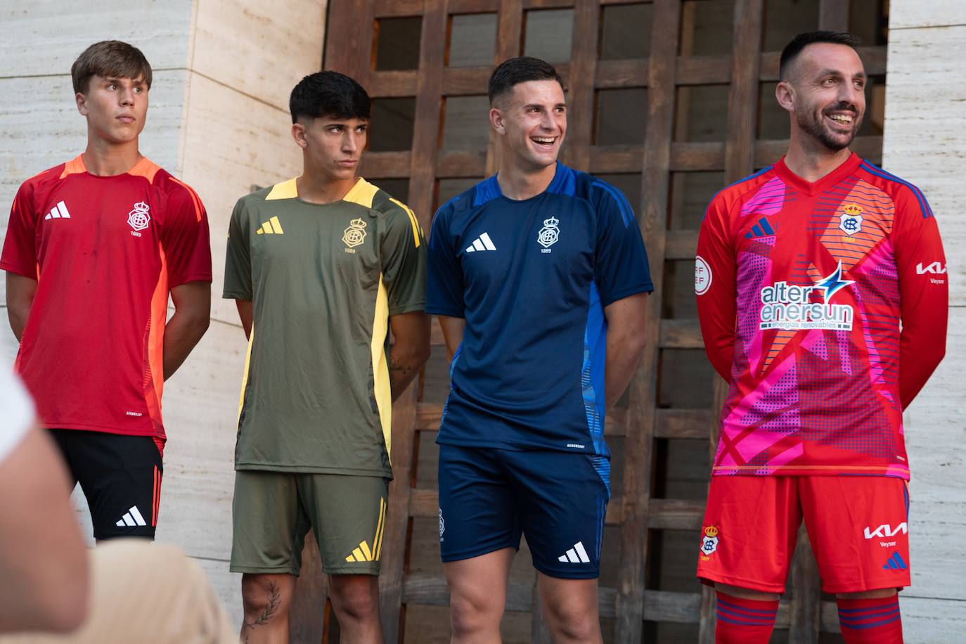 Presentación de las equipaciones: Así lucirá en los partidos y en los entrenamientos el Recreativo 2024/25