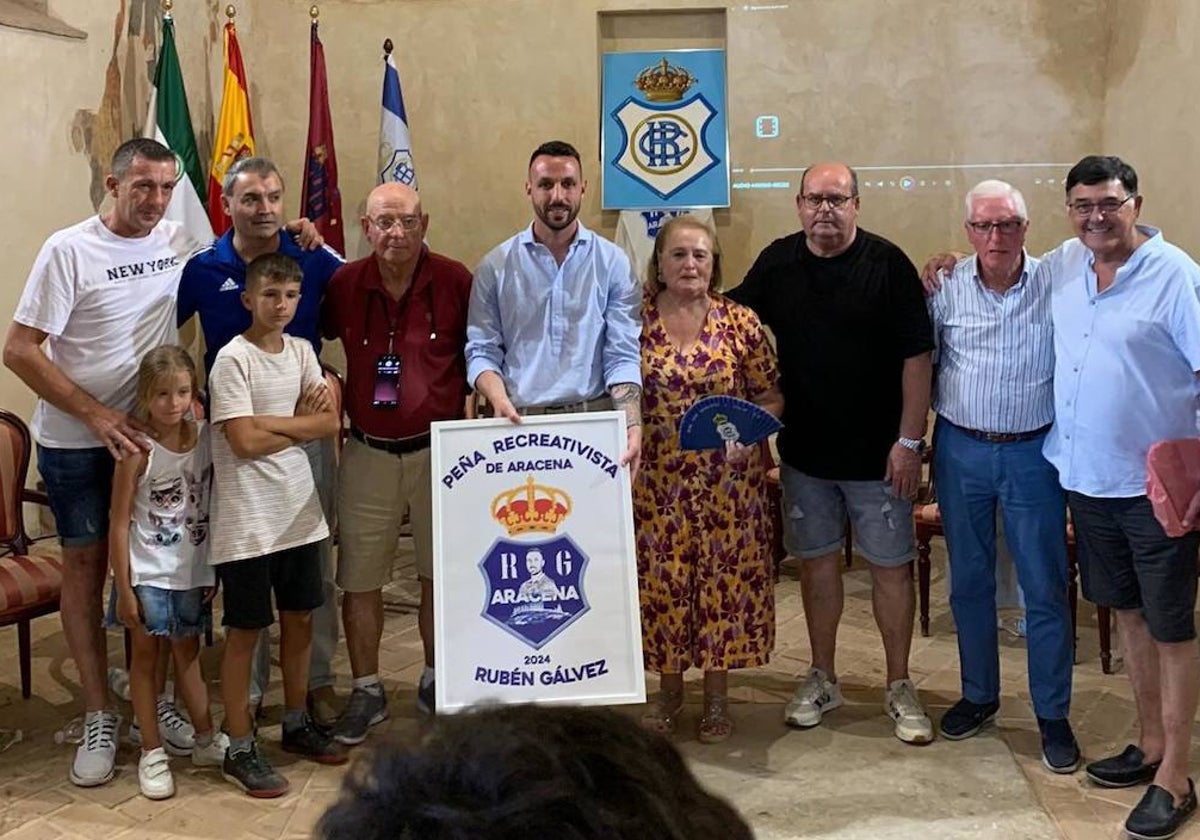 Rubén Gálvez acompañado de varios peñistas del Decano del Fútbol Español en el acto