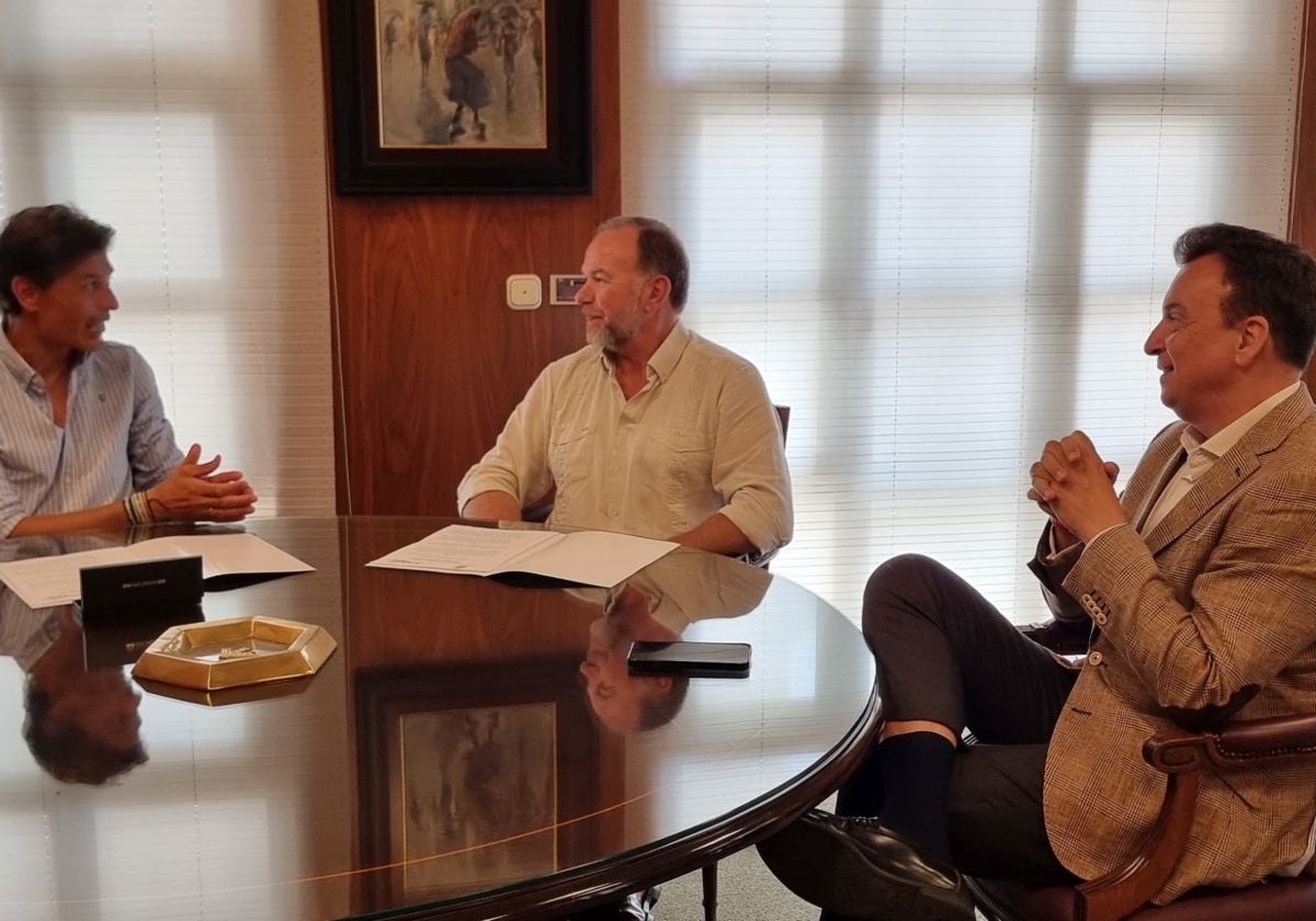 Firma del acuerdo entre el Recreativo y Caja Rural