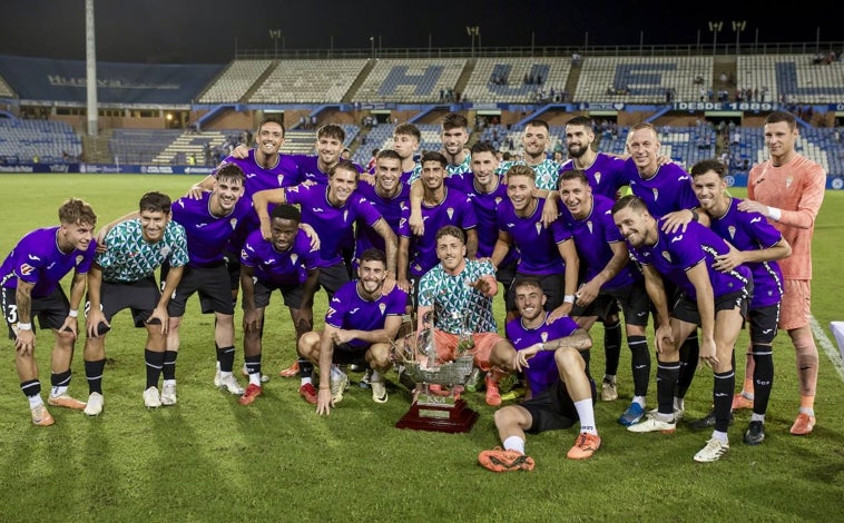 Imagen principal - El Córdoba se regala en los penaltis su primer Trofeo Colombino