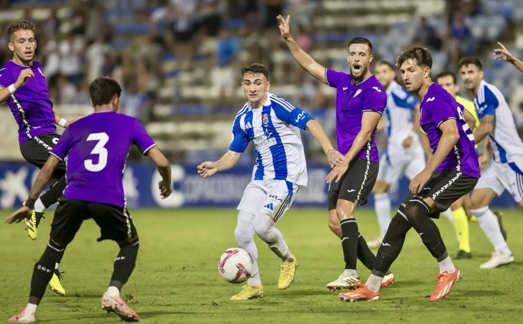 Imagen principal - El Córdoba se regala en los penaltis su primer Trofeo Colombino