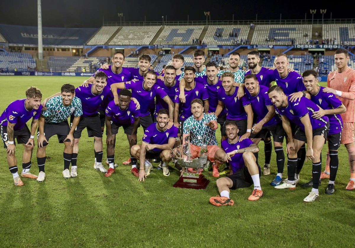 La plantilla del Córdoba CF, tras conquistar la carabela de plata del Trofeo Colombino