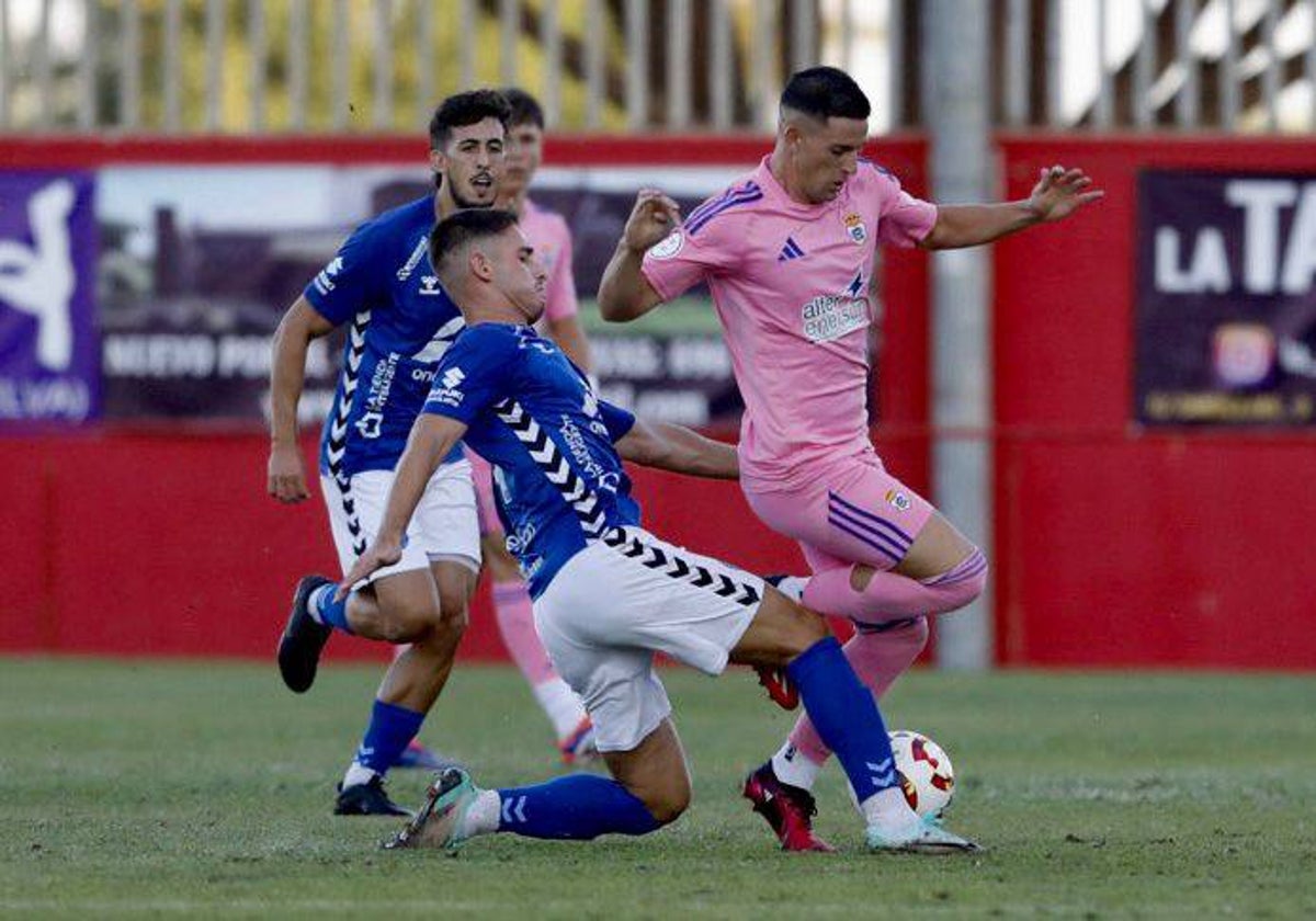 David Del Pozo recibe la entrada de un rival del Xerez