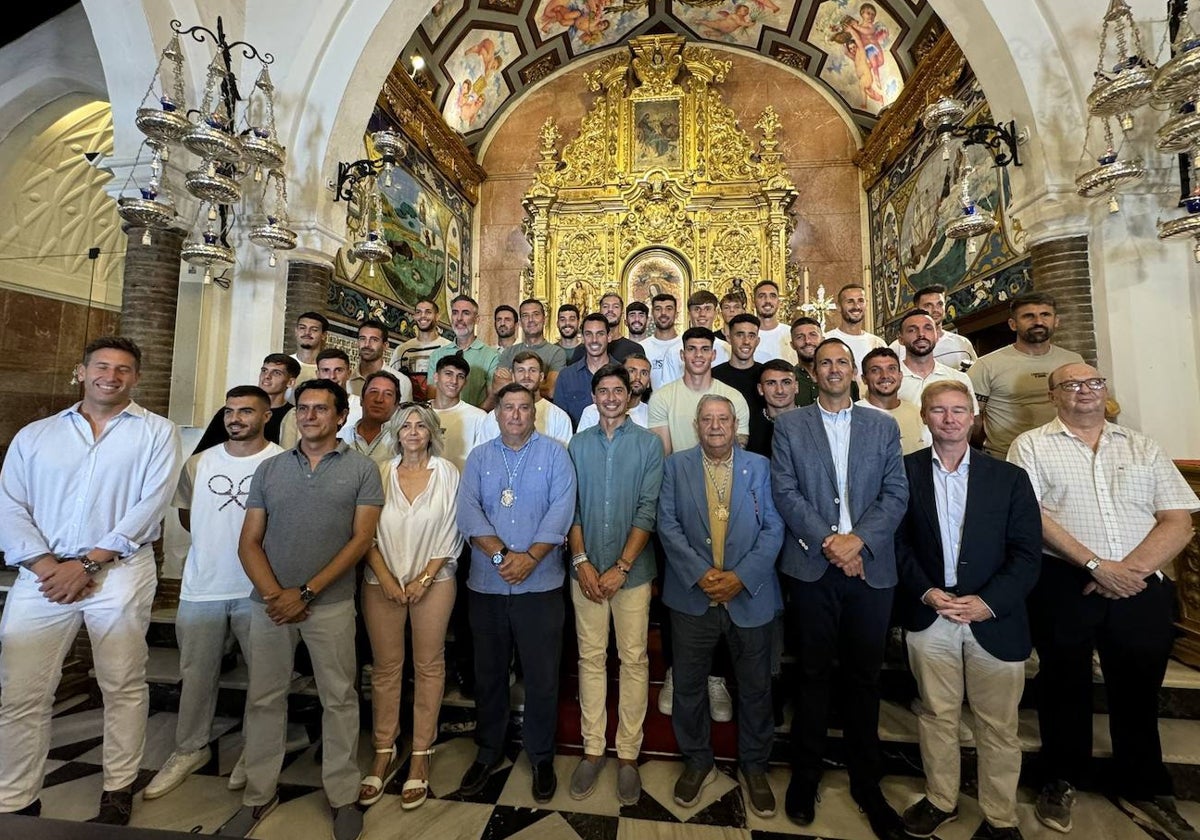 La ofrenda floral realizada esta mañana por el Decano ante la Virgen de la Cinta