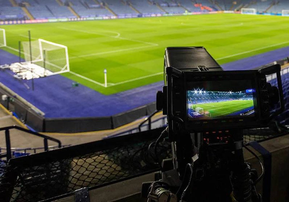 Cámara de televisión en un campo de fútbol