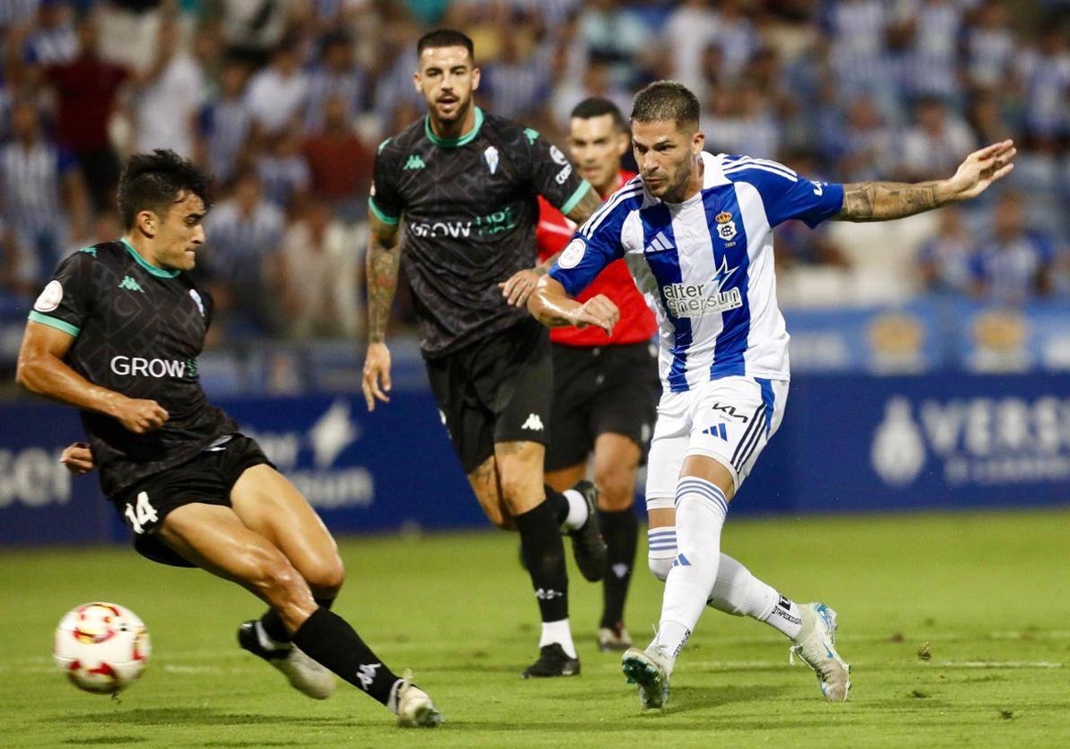 Caye Quintana, ante dos jugadores del Alcoyano