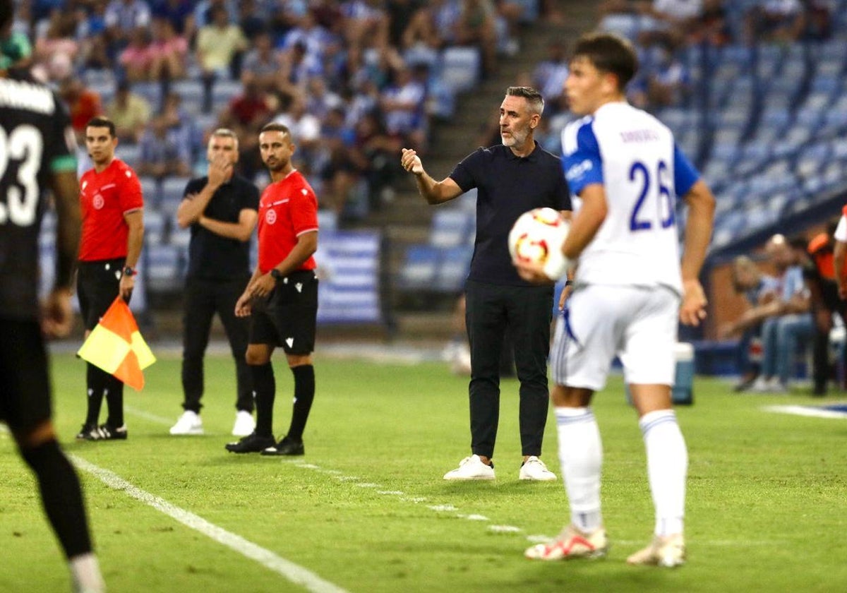 Abel Gómez da instrucciones en la banda durante el Recreativo-Alcoyano