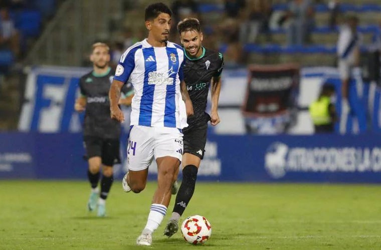 César Moreno perseguido por Dani Molina durante el Recre-Alcoyano