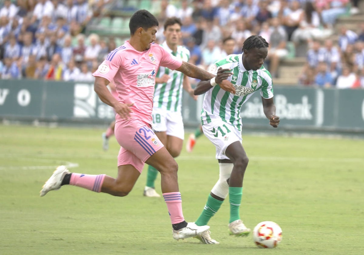 César Moreno presionando Souleymane Faye durante el Betis Deportivo-Recreativo