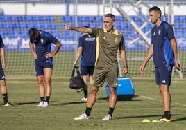 Abel Gómez aprieta las tuercas: «Más allá de hacer o no un buen juego, quiero que se vea a un equipo dolido en su orgullo»