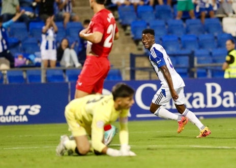 Imagen secundaria 1 - El Decano tira otro encuentro por la borda (2-2)