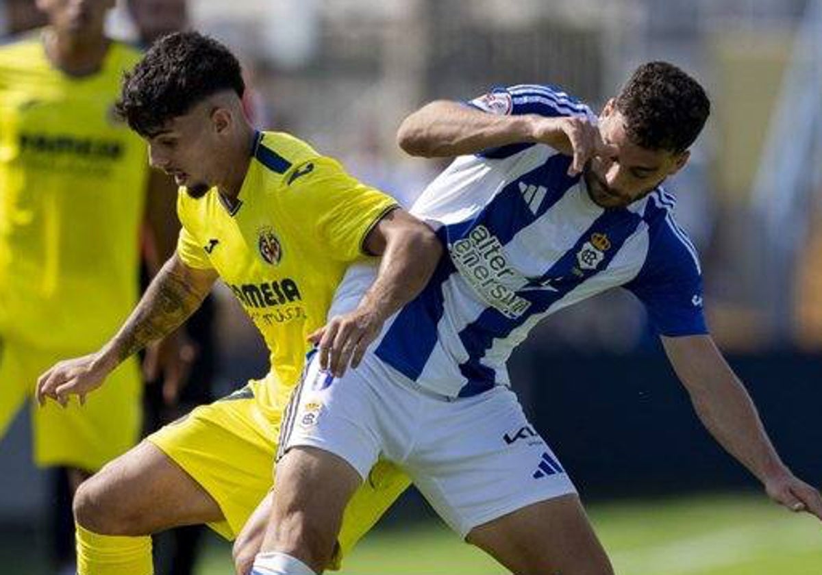 Luis Alcalde defendido por un jugador del Villarreal B