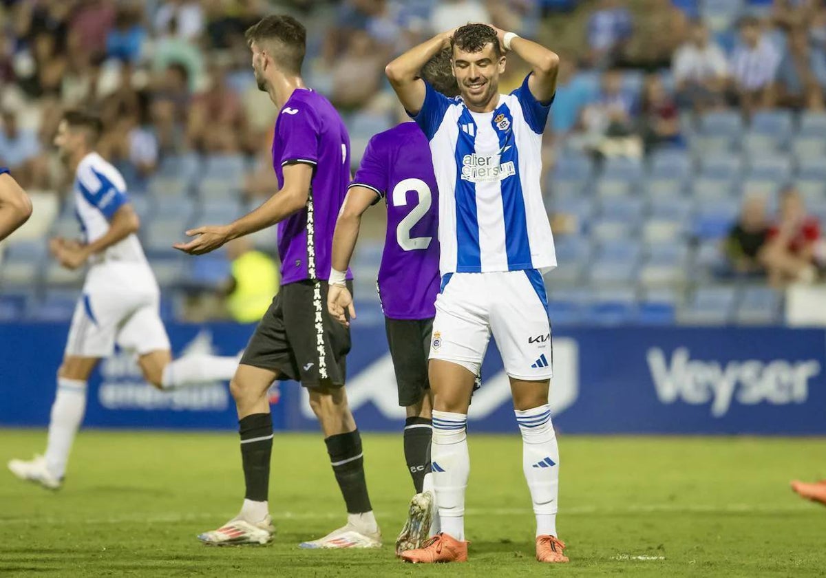 Rubén Serrano se lamenta de una ocasión fallada en el Trofeo Colombino ante el Córdoba