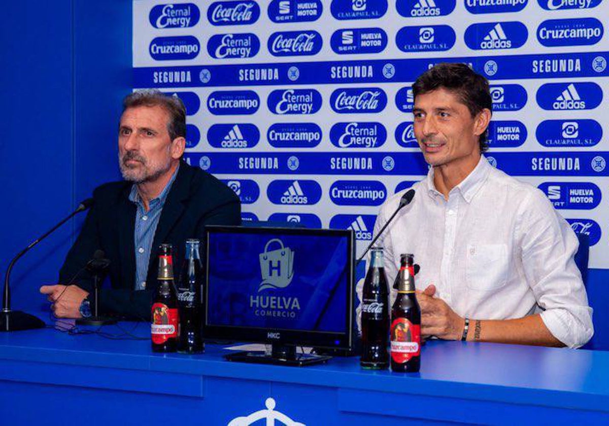 Óscar Arias y Jesús Vázquez en la sala de prensa del estadio Nuevo Colombino