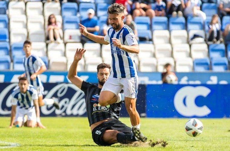 Adriá Arjona durante el Recreativo-Ejido de la temporada 2022/23 en el Nuevo Colombino