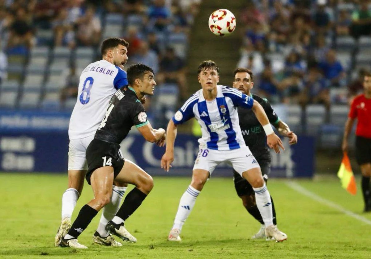 Davinchi observa la trayectoria del balón en un lance del Recreativo-Alcoyano