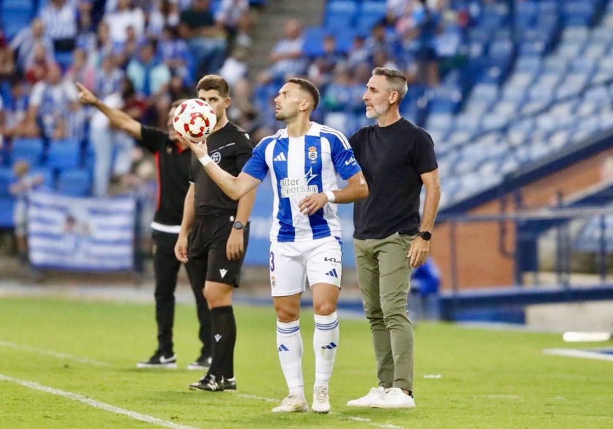 Abel Gómez, dirigiendo al Recreativo a pie de campo en el Nuevo Colombino