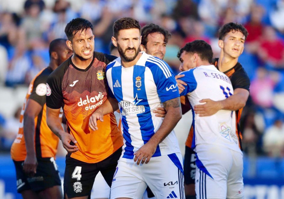 Raúl Navas en una acción del Recreativo-Fuenlabrada disputado en el Nuevo Colombino