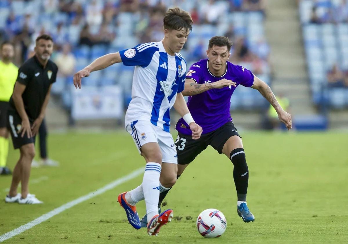 Davinchi, ante un jugador del Córdoba en el estadio Nuevo Colombino