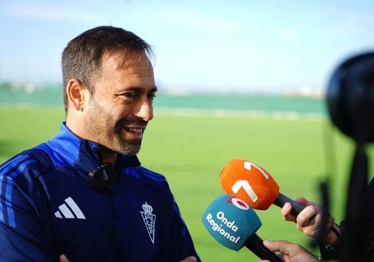 Fran Fernández atendiendo esta mañana los medios de comunicación después del entrenamiento