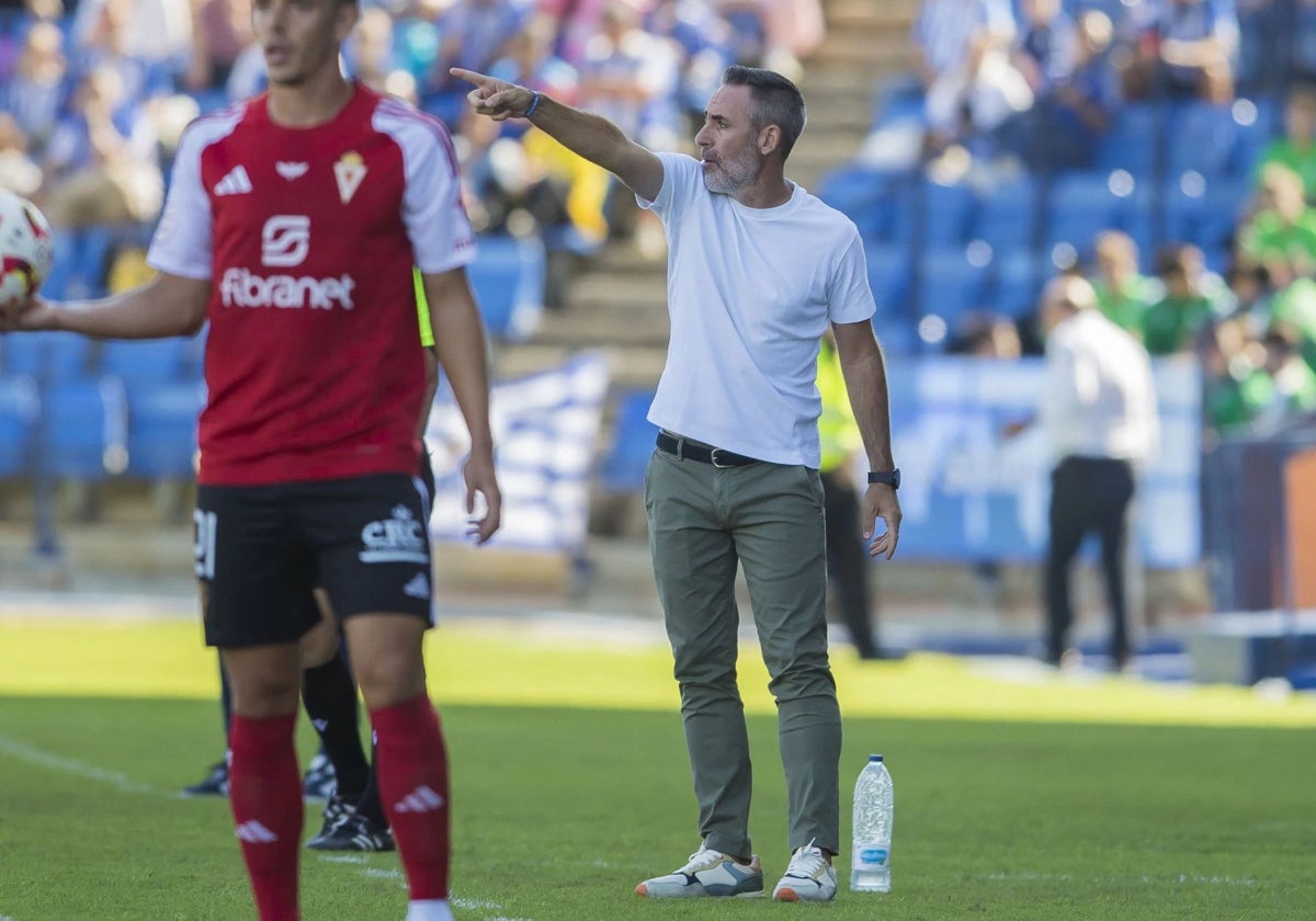 Abel Gómez dando instrucciones en la banda durante el Recreativo-Murcia