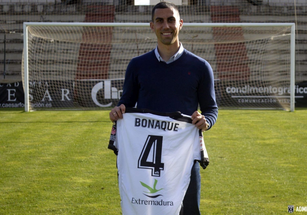 Manolo Bonaque tras renovar su contrato para esta temporada con el Mérida