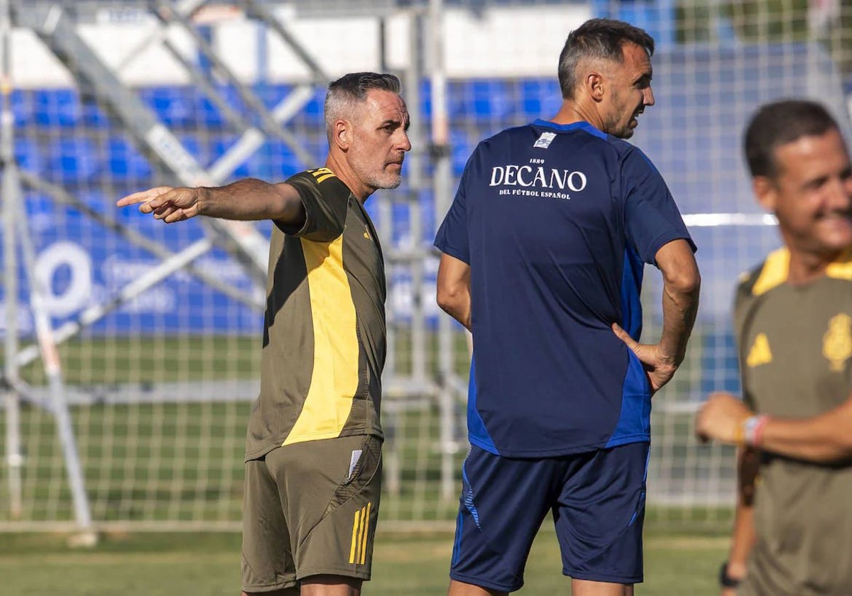 Abel Gómez junto a Pablo Caballero durante un entrenamiento de la plantilla del Recreativo