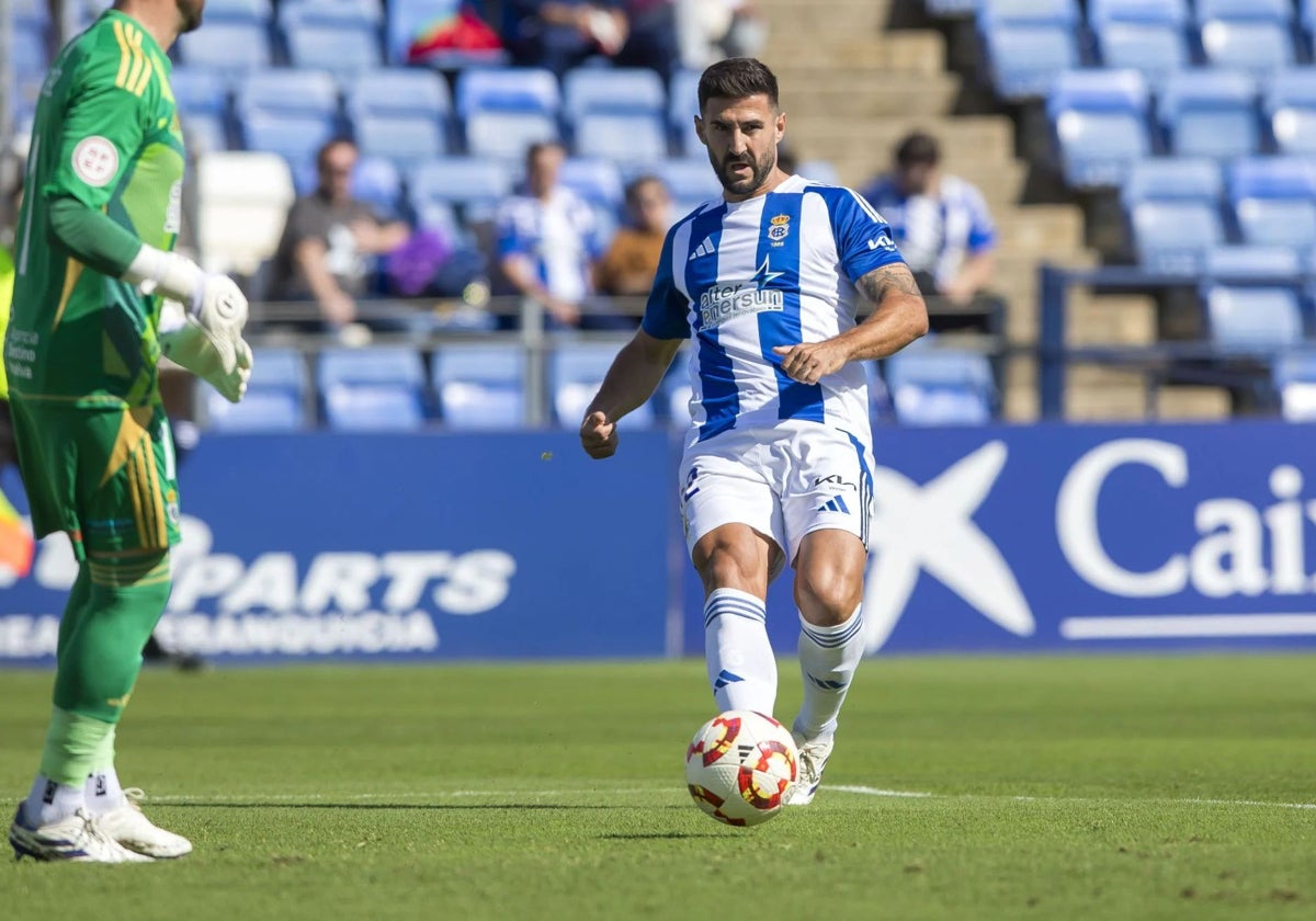 Raúl Navas cediéndole el balón a Rubén Gálvez en el Recreativo-Murcia jugado en el Colombino