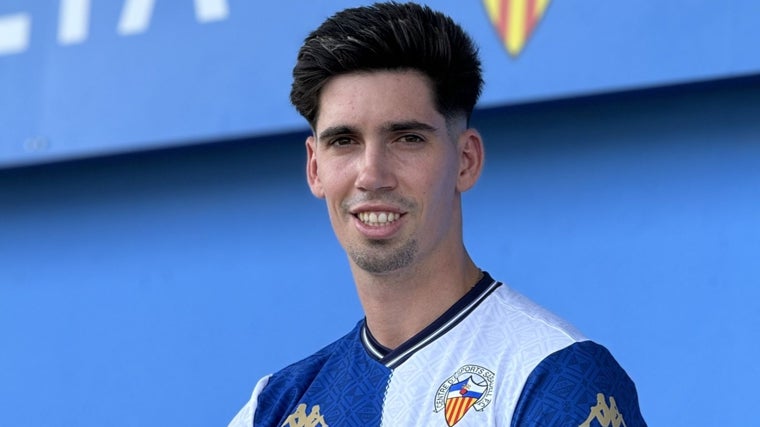 El central gallego Alberto Trapero en su presentación con el Sabadell