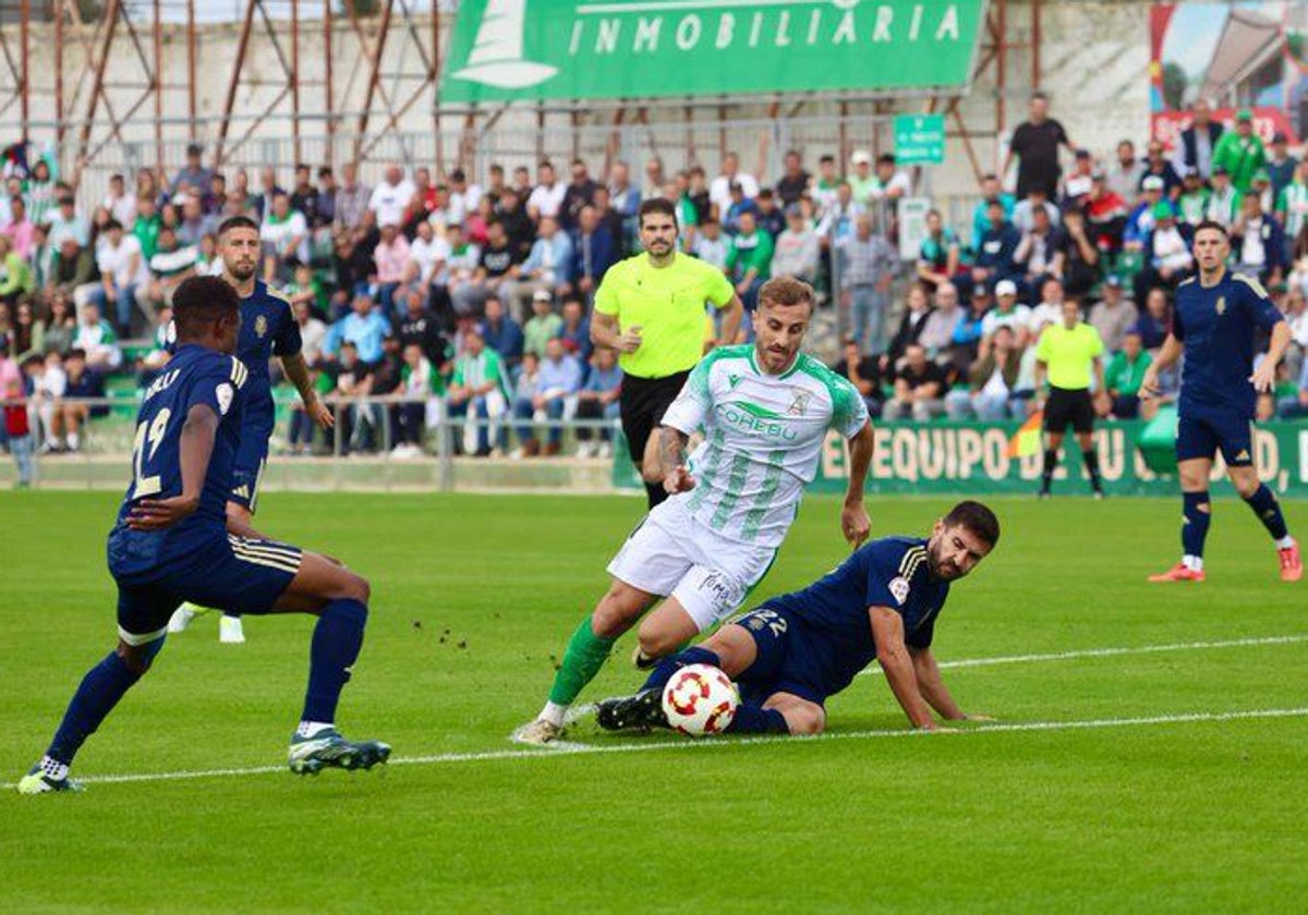 Raúl Navas defendiendo a Valverde durante el Atlético Sanluqueño-Recreativo en El Palmar