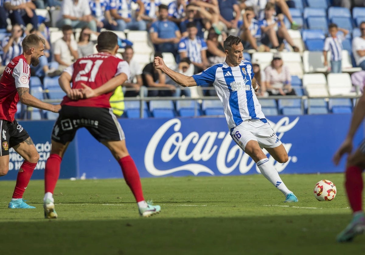 Pablo Caballero disparando a la portería rival durante el Recreativo-Murcia en el Nuevo Colombino