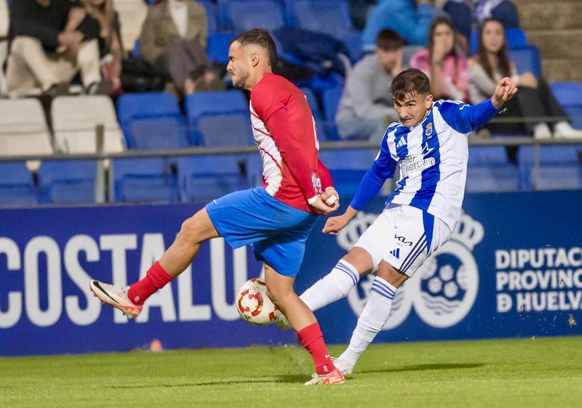 Juan Cerrudo golpeando el balón durante el Recreativo-Algeciras en el Nuevo Colombino