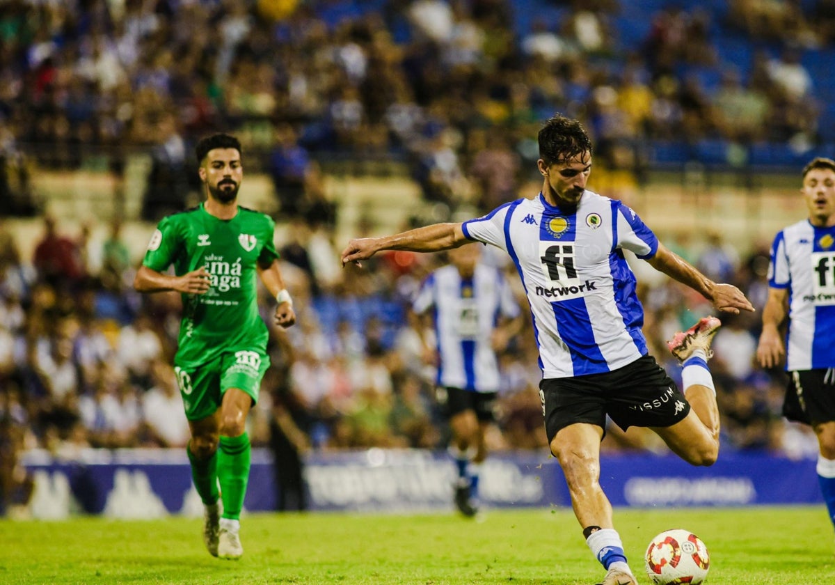 El Hércules durante su partido de liga ante el Antequera en el estadio José Rico Pérez