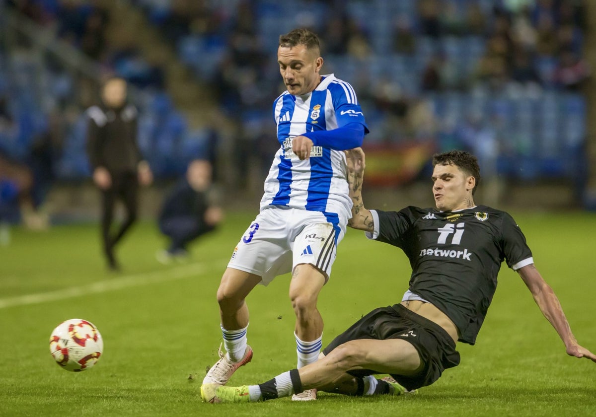 David Soto, siendo derribado por un rival