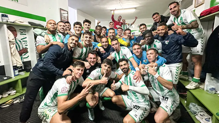 Los jugadores del Antequera celebrando una victoria lograda esta temporada en su estadio de El Maulí