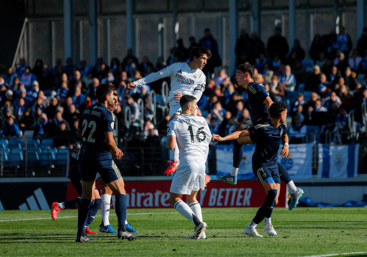 Instante en el que Gonzalo puso de cabeza el 1-0 para el Real Madrid Castilla ante el Recreativo