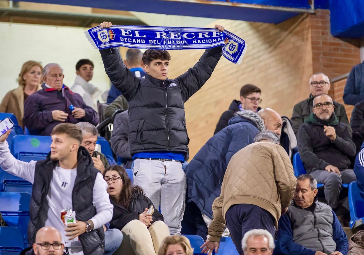 Aficionados del Recreativo de Huelva en el partido ante el Intercity en el Nuevo Colombino