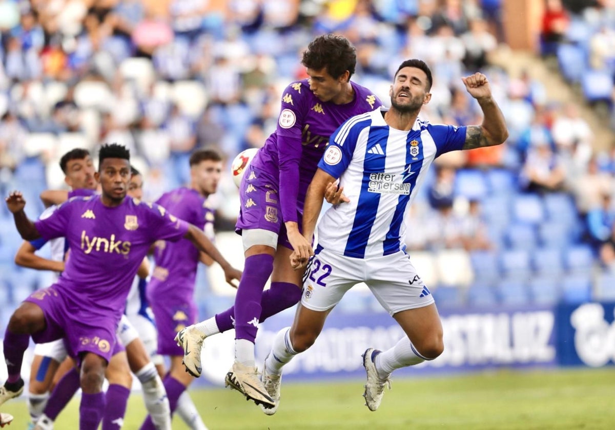 Raúl Navas pelea un balón aereo ante el Alcorcón